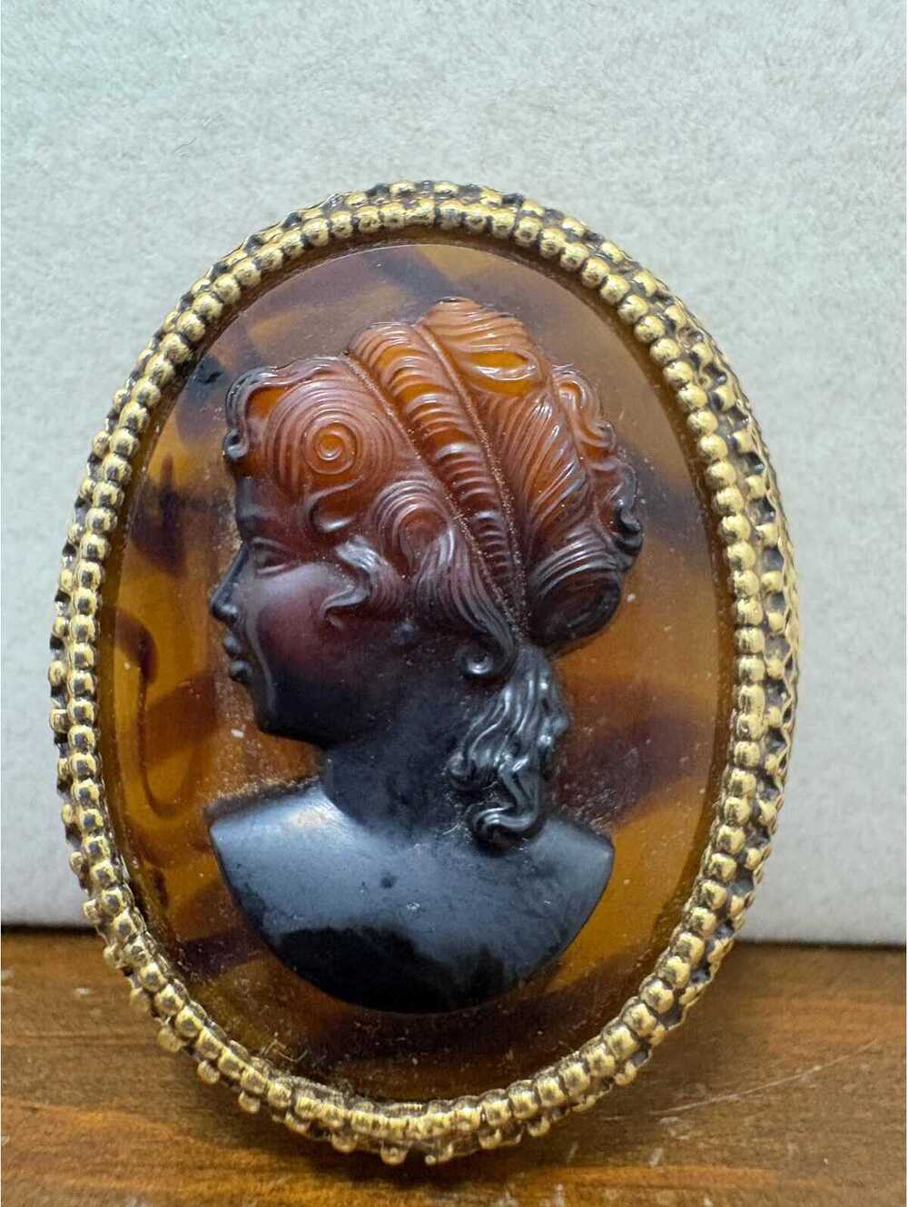 Vintage Signed Florenza Gold Tone Brown Glass Cameo Brooch Pin
